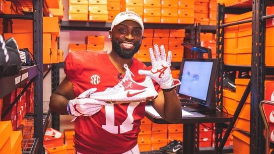 Video: Nick Saban has worked some impressive details into their facility to impress recruits (Facility)