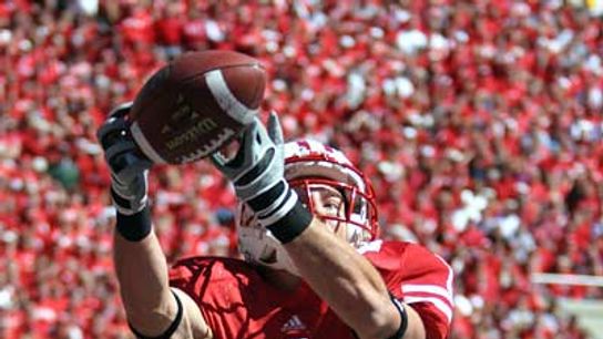 Photo: Wisconsin debuts new all-red uniform
