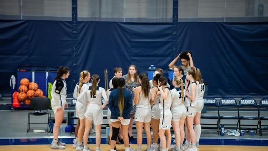 Entire team threatens to quit if veteran coach doesn't submit resignation (women's basketball)