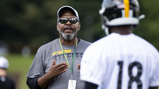 Steelers wide receivers coach Darryl Drake has died