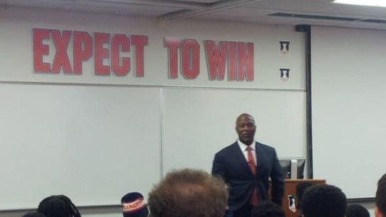 Video: Lovie Smith gets a rousing ovation in his first team meeting at Illinois