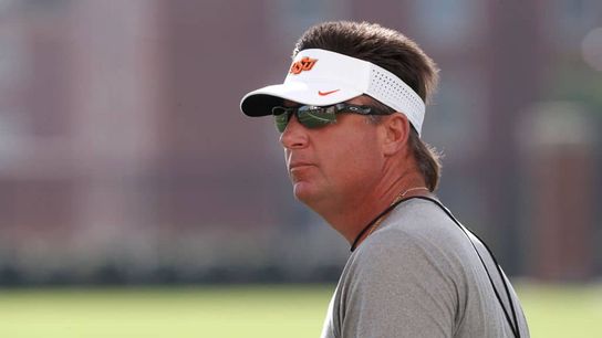 Mike Gundy explains his team's inconsistent play by talking about his sons' cleaning habits (Featured)
