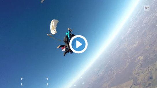 Recruit announces commitment by jumping out of a plane (recruiting)