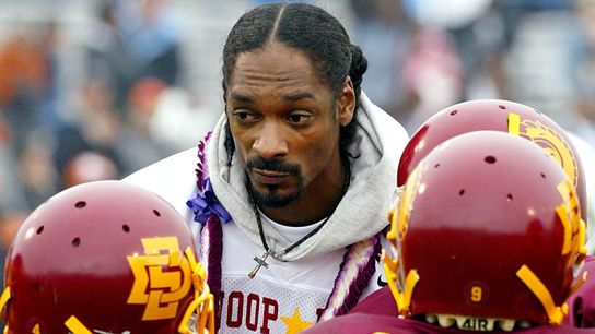 Snoop Dogg coaches football exactly like you expect he does (Snoop Dogg)