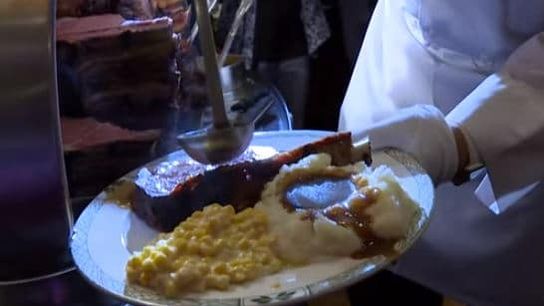 Video of the Day - Stanford chows down at the Lawry's Beef Bowl (Video of the Day)