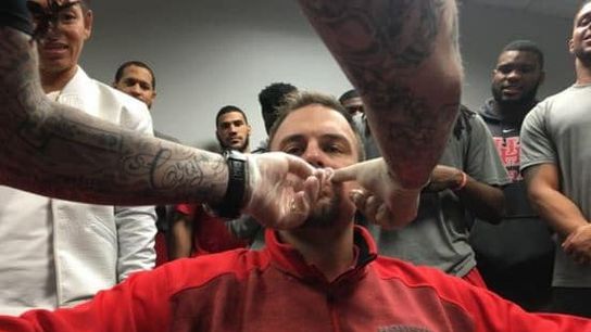 Video: Tom Herman gets fitted for his $15,000 grill (Tom Herman)