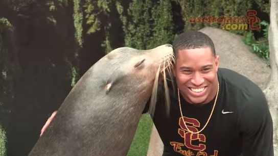 Video of the Day - USC football visits the San Diego Zoo (Video of the Day)