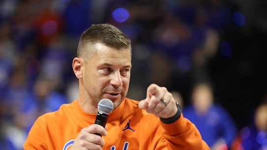 'Be a pro': NIL, rev share give Jon Sumrall blunt motivational tool. Photo by Alan Youngblood/Gainesville Sun / USA TODAY NETWORK via Imagn Images