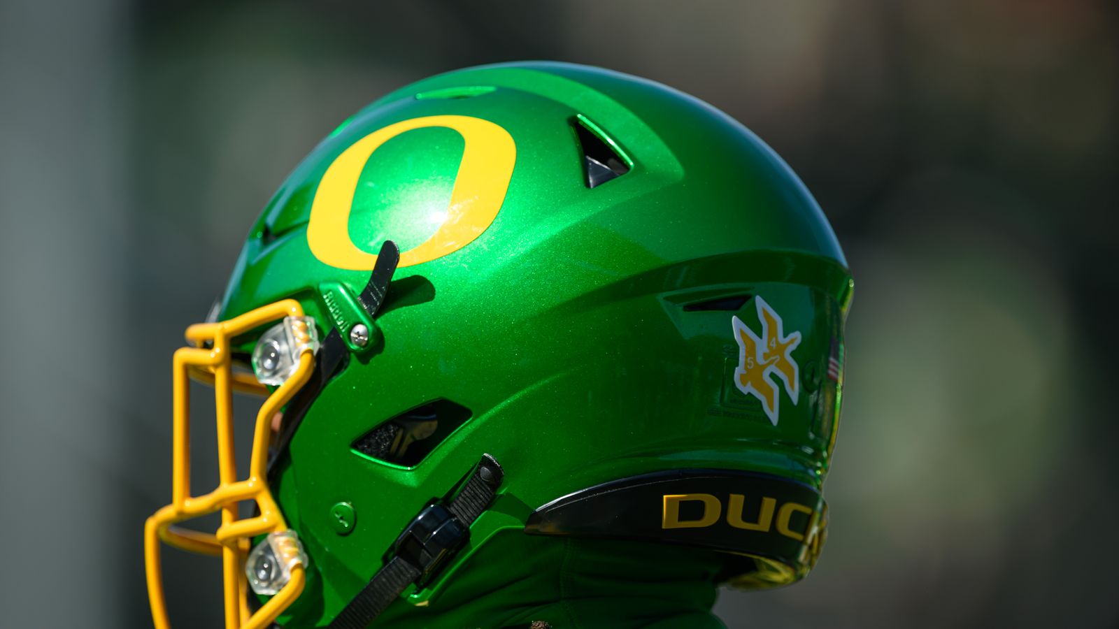 oregon-ducks-football-helmet-1600x900.jp